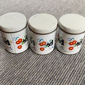 Meister Vintage Floral Metal mini Canisters - White with Red & Blue Flowers 4:8